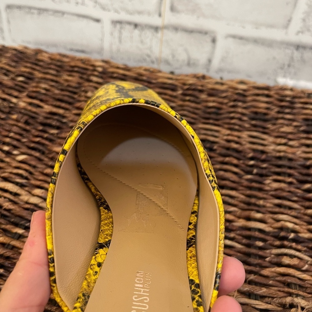 NWOT Women’s Clarks yellow and black snakeskin patterned mule clogs 9.5 - Picture 7 of 7